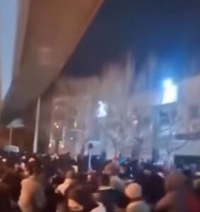 Leia mais sobre o artigo Civis iranianos que protestam contra o regime islâmico já tomaram o controle de todos os arredores de Teerã