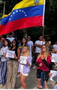 Leia mais sobre o artigo Com bandeiras e gritos de ‘liberdade’, venezuelanos em Florianópolis comemoram prisão de Maduro