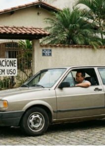 Leia mais sobre o artigo O que a lei diz sobre estacionar o carro na frente da própria garagem?