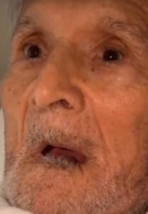 Leia mais sobre o artigo ESPANTO E ALEGRIA: avô de 96 anos recebe notícia que Maduro foi preso pelos EUA;VEJA VÍDEO