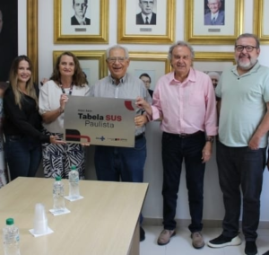 Leia mais sobre o artigo Santa Casa de Marília recebe placa em reconhecimento à participação do hospital na Tabela SUS Paulista, que visa corrigir distorções históricas, garantindo repasses mais justos às instituições filantrópicas que atendem pelo SUS