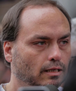 Leia mais sobre o artigo Carlos encontrou Bolsonaro com ‘hematoma no rosto e os pés sangrando’