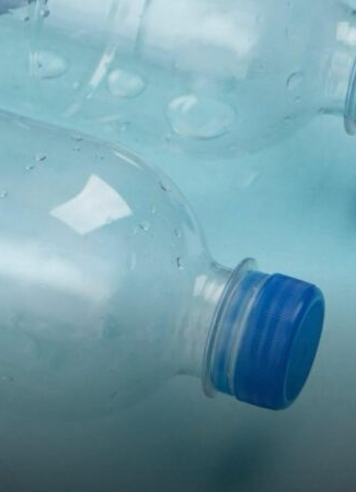 Leia mais sobre o artigo SAÚDE: plástico de garrafa pode virar remédio para Parkinson, aponta estudo; ENTENDA