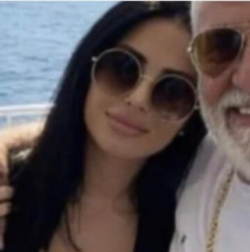 Leia mais sobre o artigo Motorista de táxi aluga iate, usa corrente de ouro falso se finge bilionário e passa noite com modelo brasileira