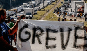 Leia mais sobre o artigo Caminhoneiros ‘botam pressão’ e reúnem para avaliar medidas do governo ‘no detalhe’
